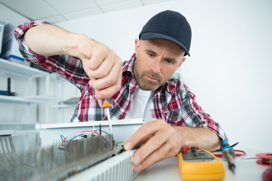 electrician tightening the screws